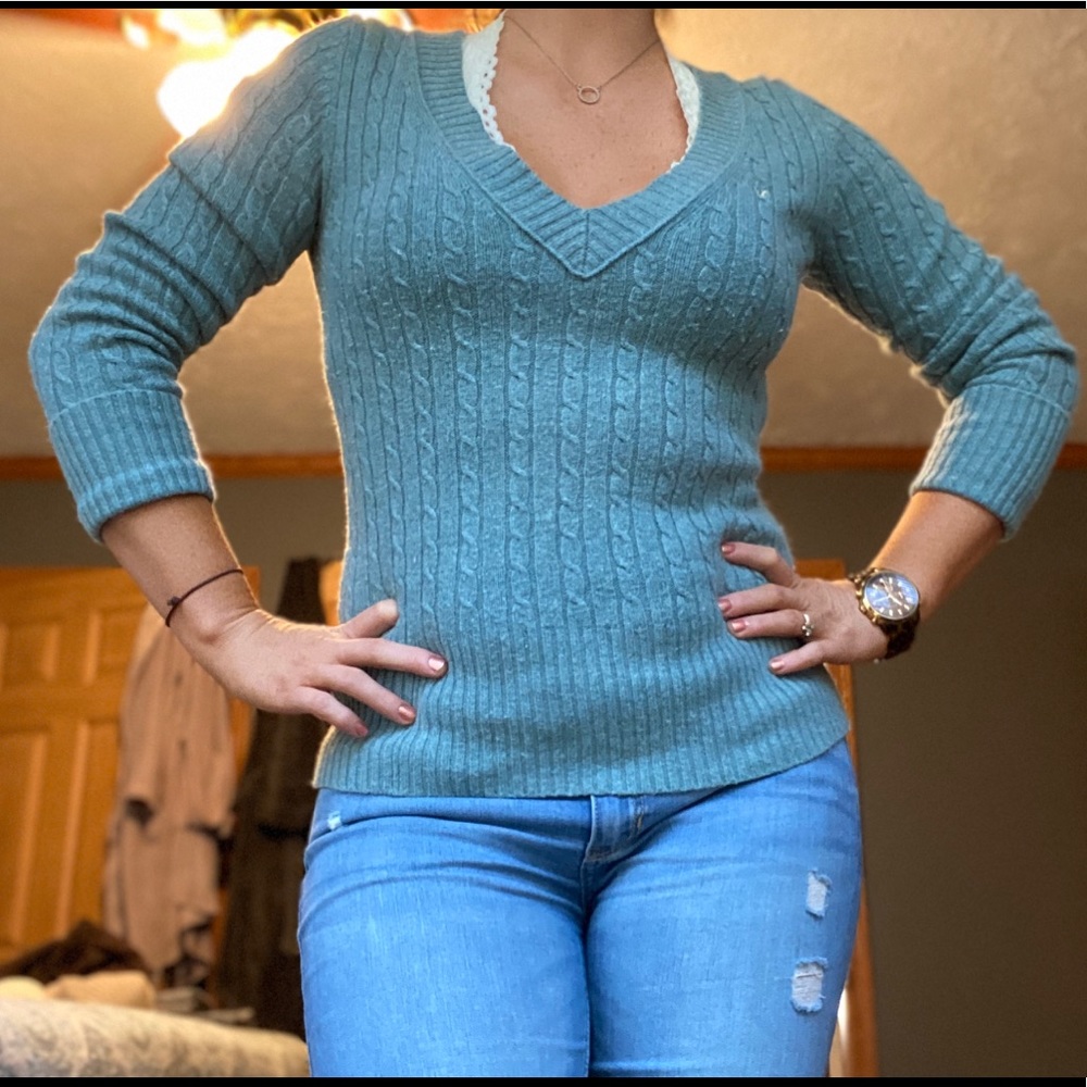Super cute fall sweater 💛🍂🍁